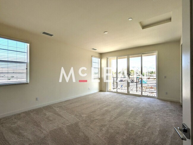 Foto del edificio - Beautiful Two-Story Four Bedroom Home at t...