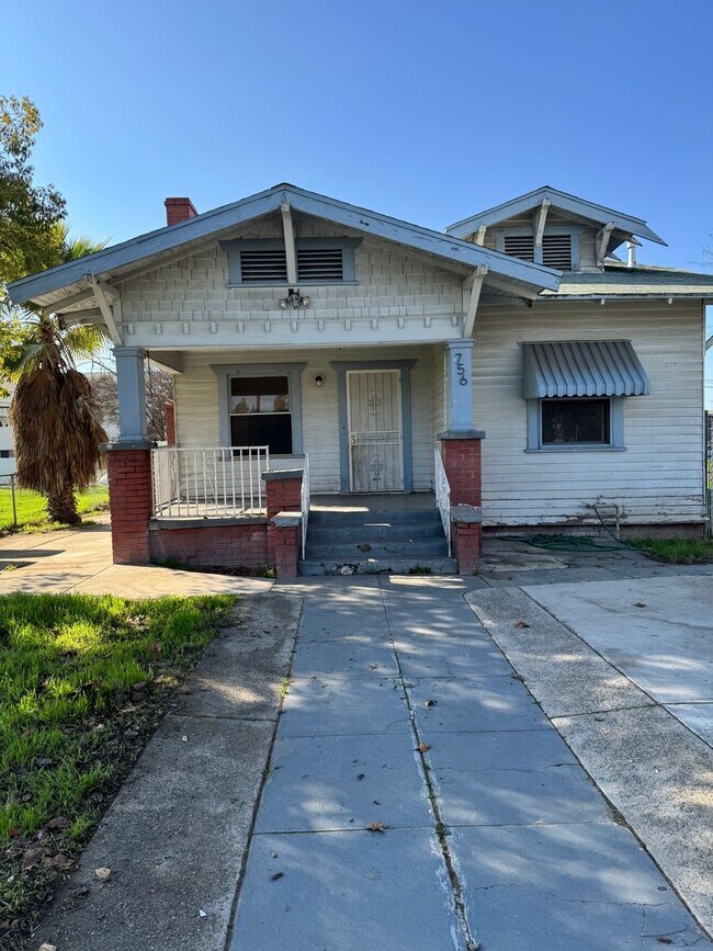 Foto del edificio - 4 Bedroom Home in Downtown Fresno