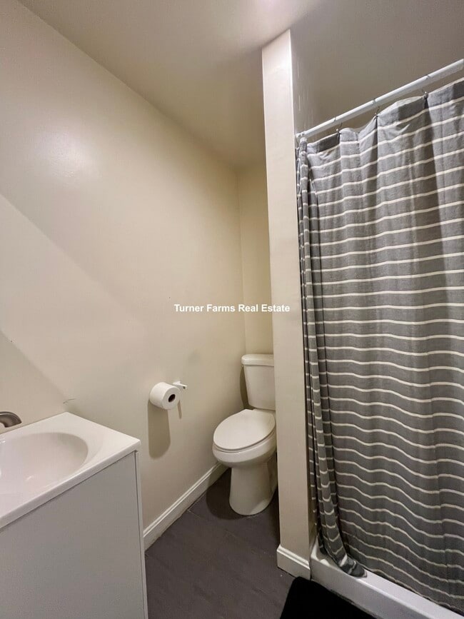 Building Photo - 525 E 3rd St