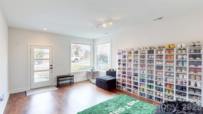 Foto del edificio - 1220 Lomax Ave