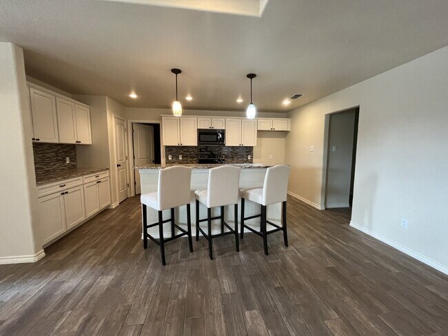 Foto del edificio - "Charming 3-Bedroom Oasis with 2 Full Bath...