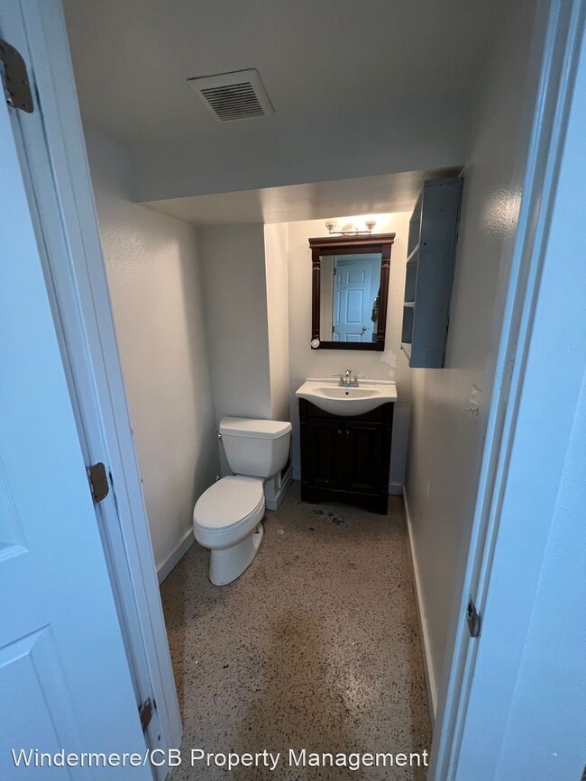 Building Photo - 2 br, 1.5 bath House - 225 F St SW