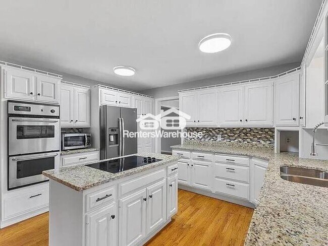 Foto del edificio - Location, Location! 4 bedroom, 3 bathroom home on over half an acre in Hopkins now available!