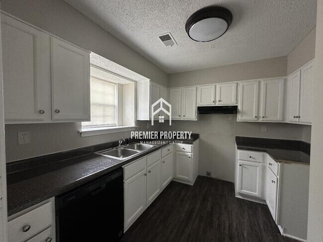 Building Photo - 7196 Countryside - Available NOW!