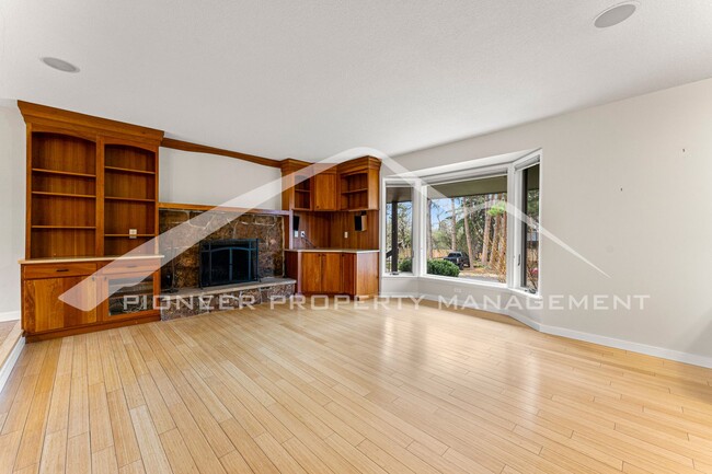 Building Photo - Spacious Home with Fenced Yard and Washer/...