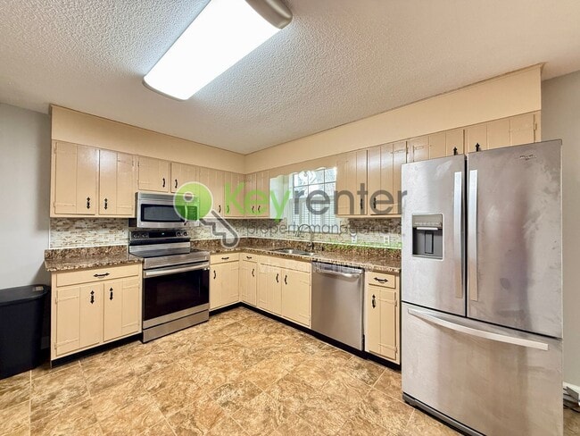 Building Photo - 1300 Highcrest Dr