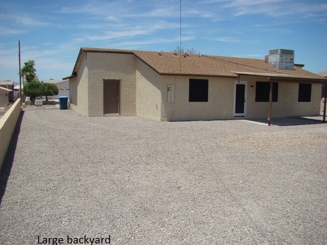 Foto del edificio - 3444 Bluegrass Dr