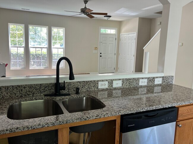 Foto del edificio - 204 Walnut Woods Dr