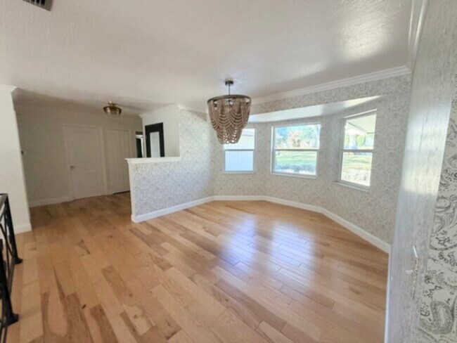 Foto del edificio - 3 Bedroom 2 Bath with lawn and pool included