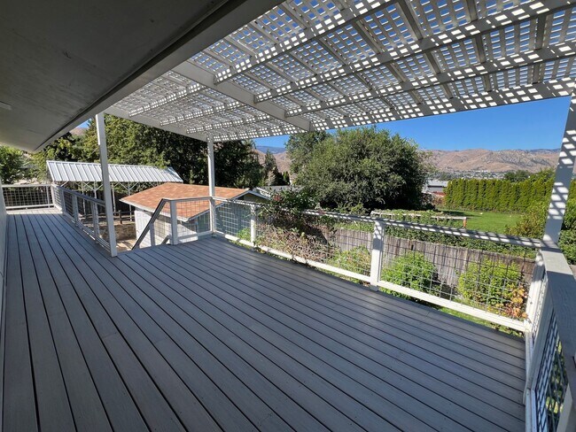 Foto del edificio - Spacious 3 bed/2 bath home with RV/Boat parking, shop and storage shed, a/c, deck with VIEWS and ...