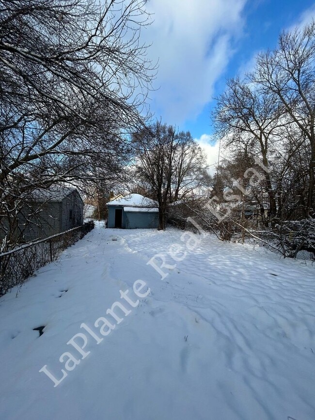 Foto del edificio - 1656 Macomber St