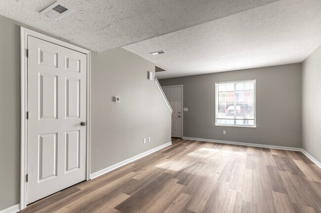 Foto del edificio - 2 Bedroom Townhome Apartment!