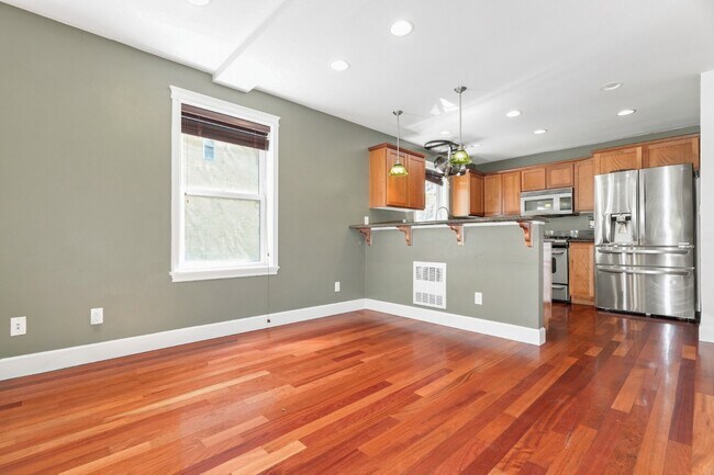 Foto del edificio - *Beautiful Ballard Townhome with Spacious Fenced Yard & Attached Garage FOR RENT* Available for M...