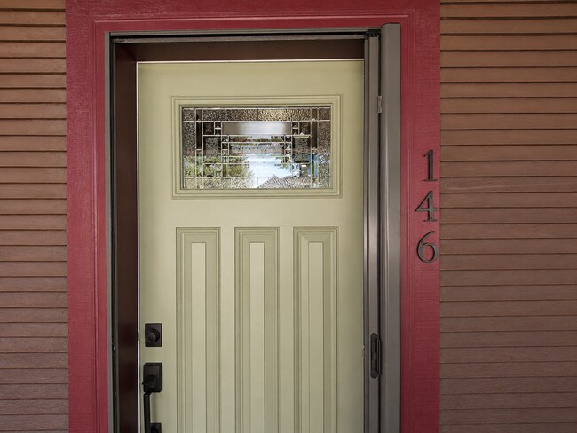 Foto del edificio - Heart of Bend Oasis: 3-Bedroom Home with Live-Edge Accents, New Carpet, and Fenced-In Parking