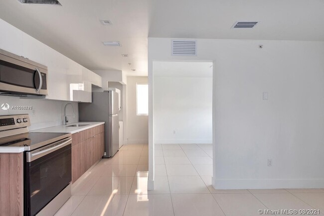Building Photo - 829 SW 18th Ave