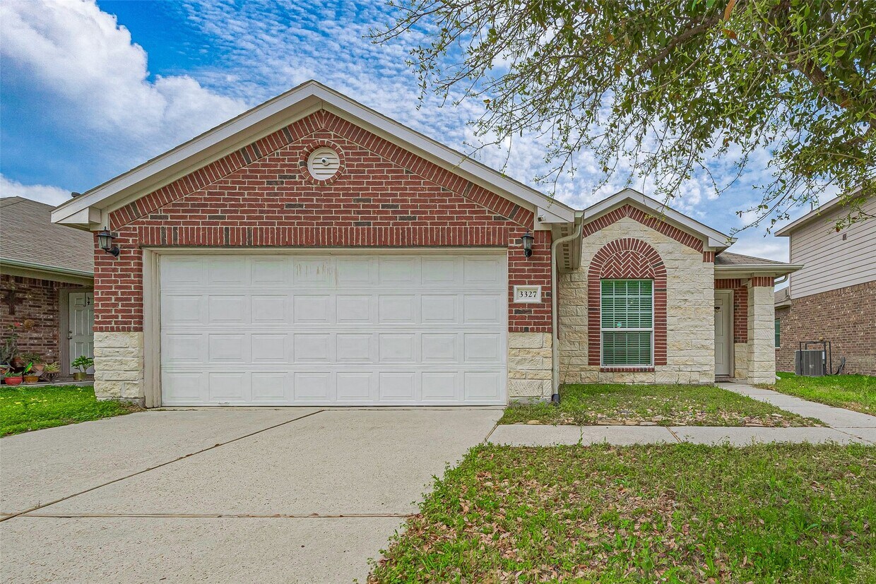 Foto principal - 3327 Bluebird Park Ln