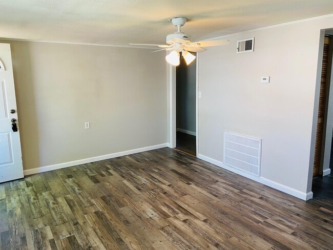 Building Photo - 2320 Miracle Ave