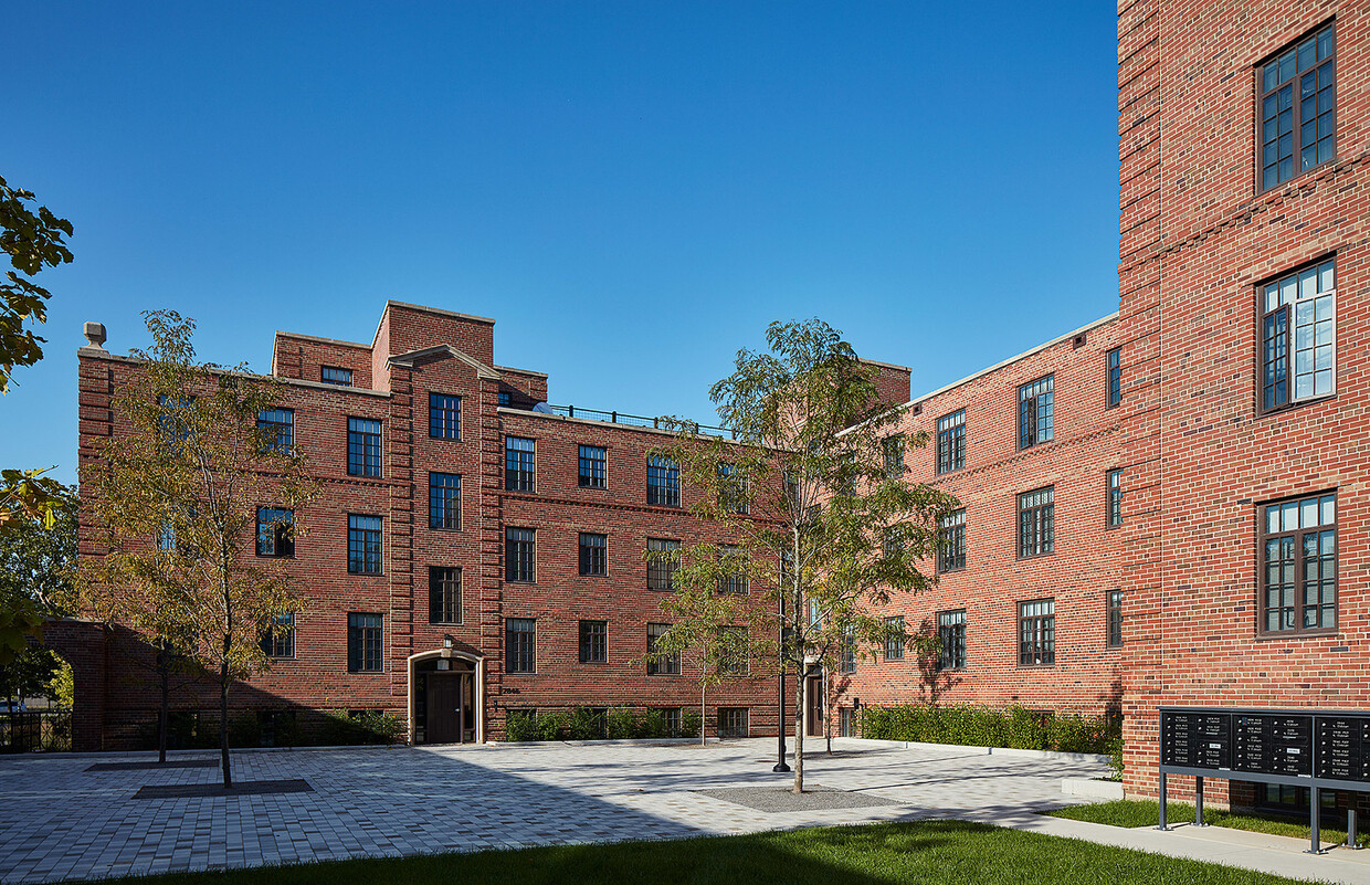 Primary Photo - 2751 N Hoyne Ave