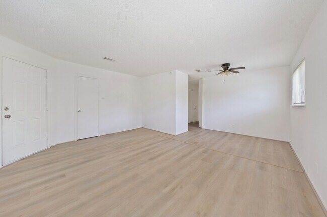 Foto del edificio - 700 Lyle W Ave