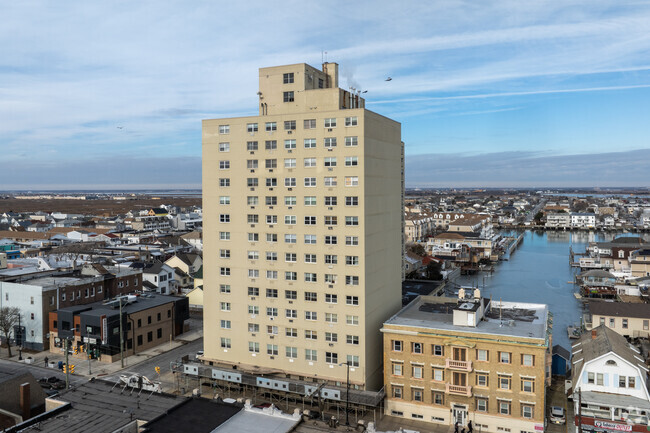 Building Photo - Landmark Towers