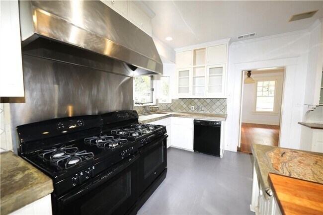 Building Photo - 1305 Lorrain St