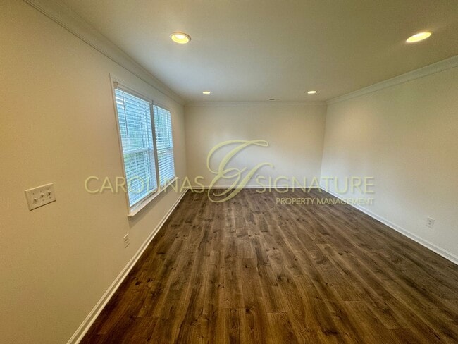 Building Photo - Fantastic 3BR/2.5BA Townhome located in Th...