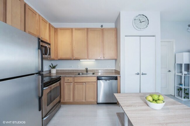 Building Photo - 1 E 8th St