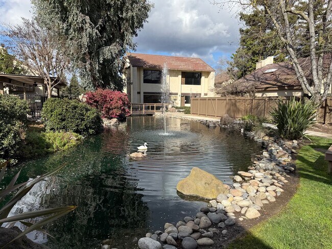 Foto del edificio - Executive 2-bedroom condo in gated community!