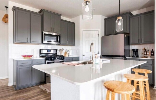 Building Photo - 375 Silver Springs Bend