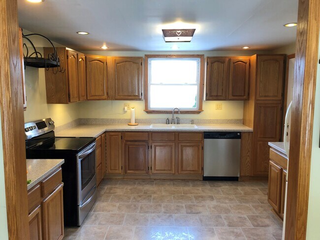Building Photo - 1010 Grovania Dr