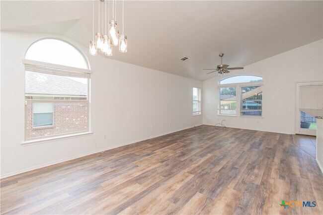 Building Photo - 7003 Osbaldo Dr