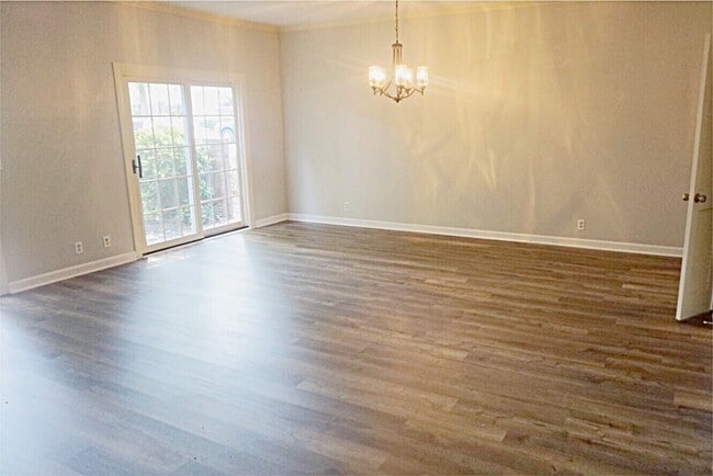 Building Photo - Spacious 2 bedroom, 2.5 bath townhome, Wes...
