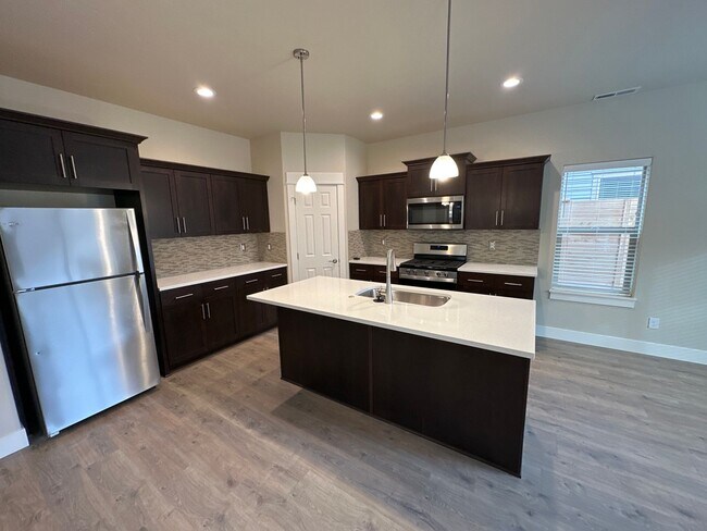 Building Photo - **$500 Off First Month's Rent** Newer SE Bend House w/A/C, 3 Bdrms, 2.5 Baths, 2160 Sq Ft, EVO OU...