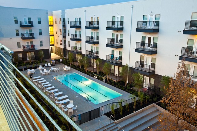 Piscina con terraza - Level Apartments