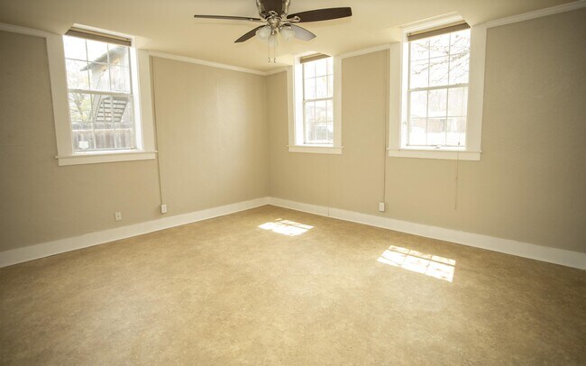 Building Photo - 113 Vassar Ln
