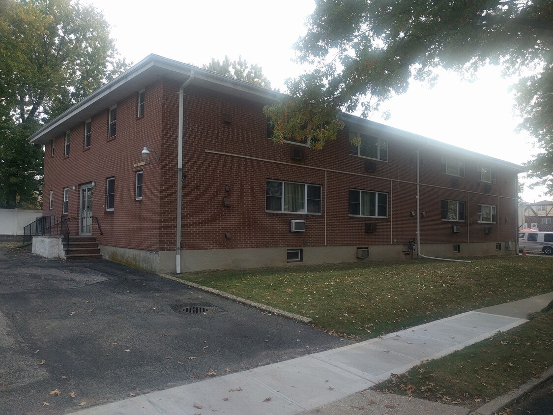 Primary Photo - 351 Adelaide Ave