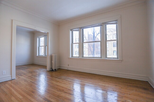 Building Photo - 1205 W Waveland Ave