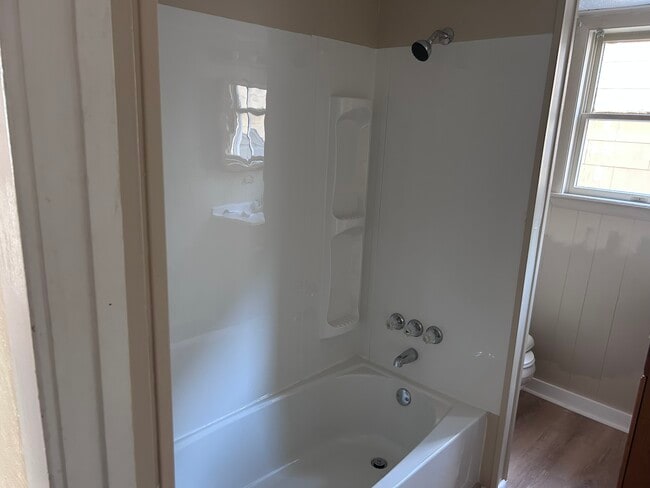Bathroom - 30 Frank St