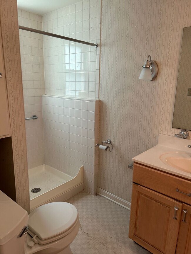 Building Photo - Spacious 1 Bedroom Apartment Available Now!