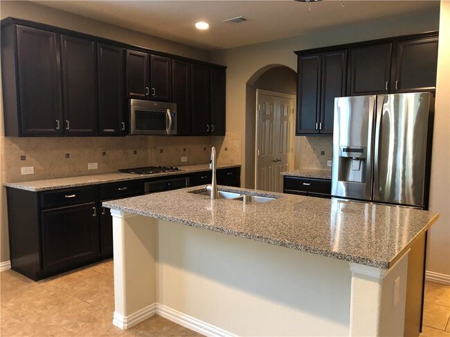 Building Photo - 2720 Golfview Dr