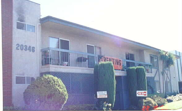 Building - 20346 Cohasset St