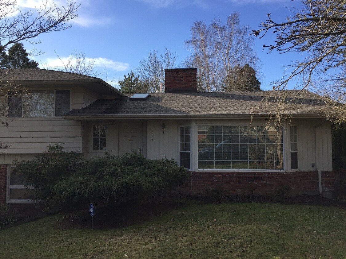 4 bedroom, 2.5 bath, split-level home - 5433 SW Dover Ct