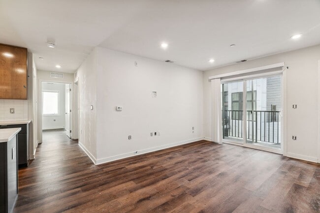 Interior Photo - Graduate Pointe