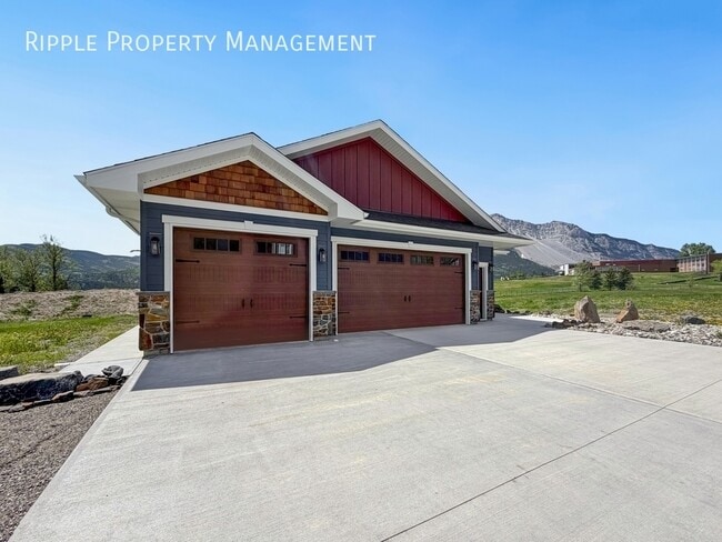 Building Photo - CHARMING & SPACIOUS 2 BEDS, 2 BATHS MAIN FLOOR | PRIVATE BACKYARD & UTILITIES INCLUDED