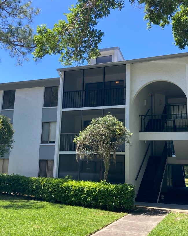 Peaceful 3rd floor balcony (refurbished!) across from a preserve; pond visible from breezeway! - 1353 Pine Ridge Cir E