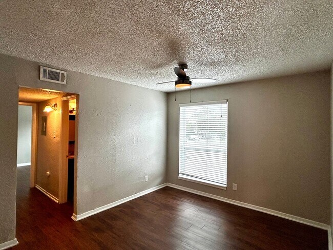 Foto del edificio - 2401 Manor Rd