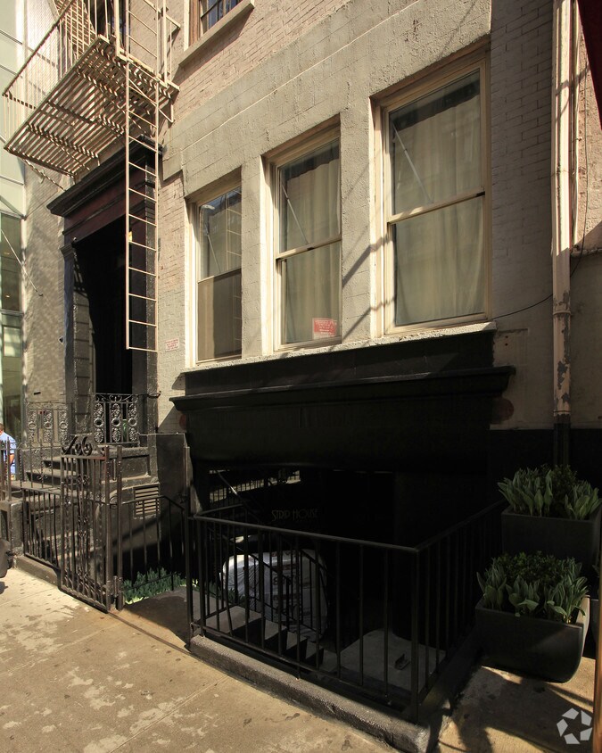 Building Photo - 11 E 12th St