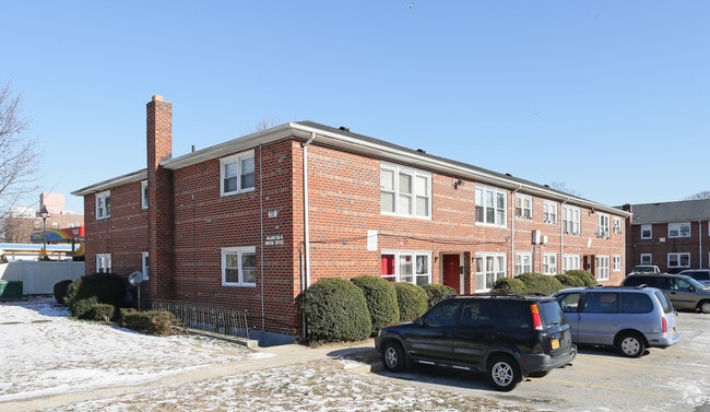 Building Photo - 287-295 W Merrick Rd
