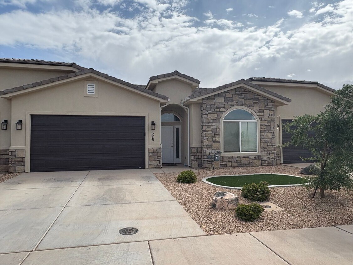 Foto principal - Townhome in Hurricane