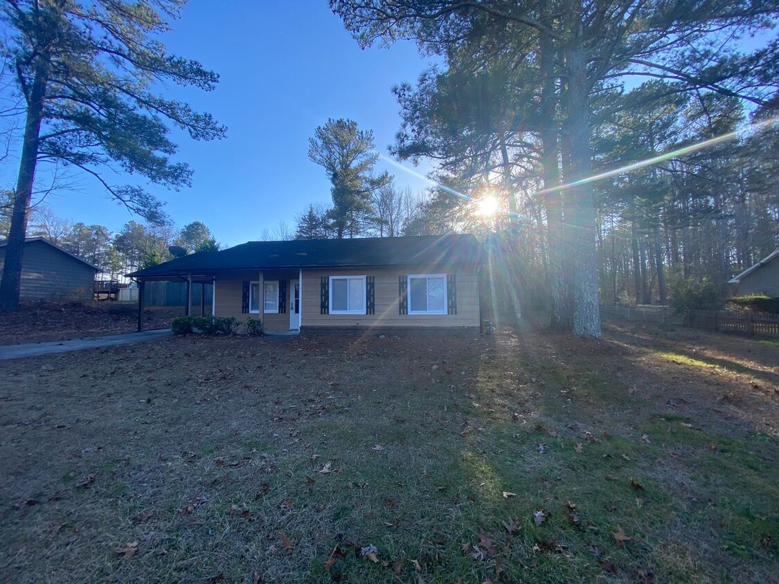 Foto principal - 3 Bedroom 1.5 Bath Home in Douglasville!